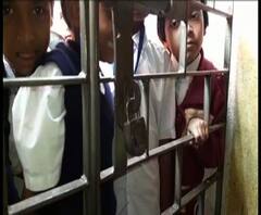 প্রধান শিক্ষককে বদলি করায় স্কুলের পঠনপাঠনে সমস্যা হচ্ছে বলে অভিযোগ, পশ্চিম মেদিনীপুরের বেলদায় স্কুলের গেটে তালা লাগিয়ে অভিভাবকদের বিক্ষোভ