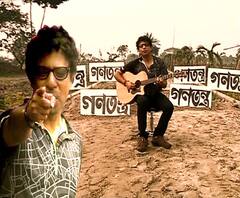 ‘গণতন্ত্র বেঁচে আছে এখনও’-গানের মধ্যে দিয়ে সেই বাক্যই সমোচ্চারে বলার কথা বলেছেন গায়ক রূপঙ্কর