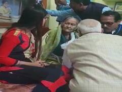 કોલકાત્તાઃ PM મોદી કયા મહિલાને મળવા ગયા ને જમીન પર બેસી ગયા? જુઓ વીડિયો