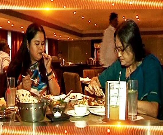 সোহিনীর প্রিয় অবসর কাটানো হল তাঁর মায়ের সঙ্গে রেস্তোঁরায় খেতে যাওয়া, কাজের ফাঁকে দু’জনে মিলে বেড়িয়ে পড়লেন সুস্বাদু খাবারের খোঁজে