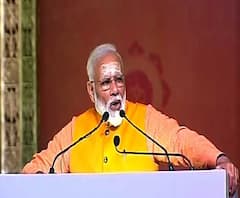 ভোটের আগে প্রয়াগে কুম্ভস্নান মোদির, করলেন পুজোপাঠ, গঙ্গারতি, সাফাইকর্মীদের পদসেবা