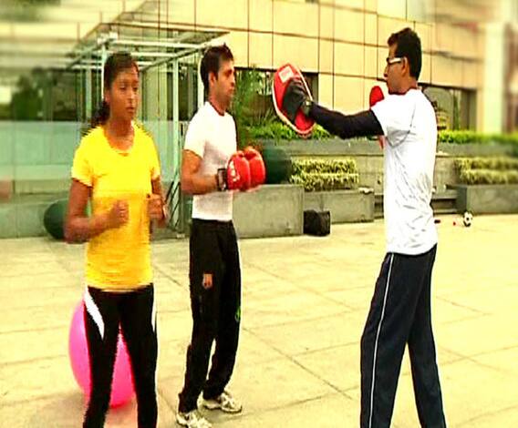 শরীরের নানা সমস্যাকে নিয়ন্ত্রণে আনতে একঘেঁয়ে এক্সারসাইজে বোর হয়ে গেলে নতুন ধরনের উপায় বাতলালেন ফিটনেস ট্রেনার চিন্ময় রায়। কিক বক্সিংয়ে সহজে এবং কম সময়ে শরীরচর্চা করুন এবিপি আনন্দের সঙ্গে