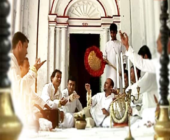 বাঙালীদের পুজো-পার্বনের অন্যতম ভোট পুজো, এবং এই পুজোর জাঁকজমক আড়ম্বর কম কিছু নয়, আর যখন কবি-গীতিকার পুজারীর আসনে তখন তো কেল্লা ফতে! দেখুন মন্ত্রে শ্রীজাতর ভোট পুজো, গানওয়ালা