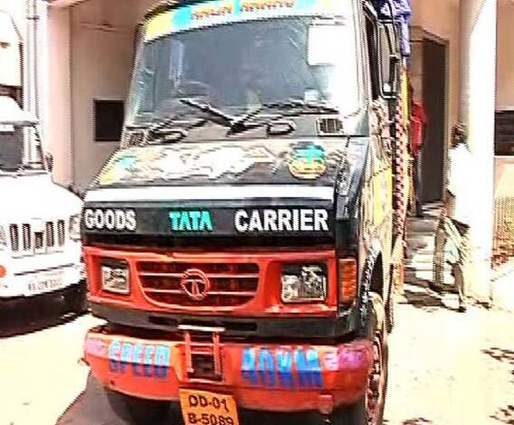 টালা ব্রিজের ওপরে প্রায় হাজার কেজি বিস্ফোরকবোঝাই ম্যাটাডোর আটক, গ্রেফতার চালক ও খালাসি