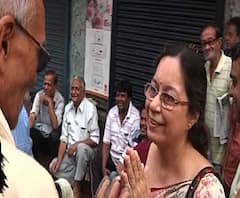ভোটের ভিআইপি: দক্ষিণ কলকাতার সিপিএম প্রার্থী নন্দিনী মুখোপাধ্যায় শাসক দলের বিরুদ্ধে প্রচারে তুলে ধরছেন বেকারত্ব, দুর্নীতির মতো বিভিন্ন সমস্যা