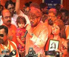 আসানসোলে এলাকার বাসিন্দাদের সঙ্গে রঙ খেললেন, গান গাইলেন বাবুল সুপ্রিয়