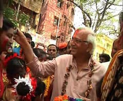 দোলের দিন সকালে ভবানীপুরে নিজের পাড়ায় বর্ণাঢ্য শোভাযাত্রায় সামিল মন্ত্রী শোভনদেব চট্টোপাধ্যায়
