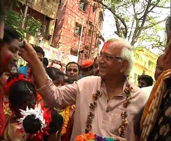 দোলের দিন সকালে ভবানীপুরে নিজের পাড়ায় বর্ণাঢ্য শোভাযাত্রায় সামিল মন্ত্রী শোভনদেব চট্টোপাধ্যায়