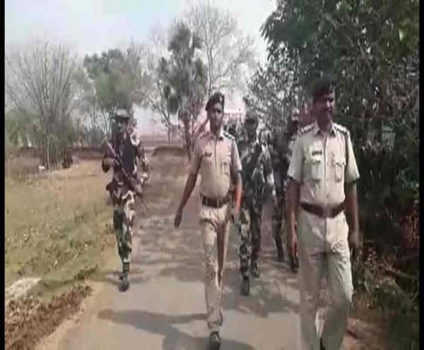বিজেপির পতাকা লাগানোকে কেন্দ্র করে বীরভূমের সিউড়ি থানার চাতরা গ্রামে অশান্তি, তৃণমূলের বিরুদ্ধে বোমাবাজির অভিযোগ Lok Sabha Election 2019: BJP-TMC clash in Birbhum বিজেপির পতাকা লাগানোকে কেন্দ্র করে বীরভূমের সিউড়ি থানার চাতরা গ্রামে অশান্তি, তৃণমূলের বিরুদ্ধে বোমাবাজির অভিযোগ