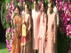 आकाश अंबानी की शादी में जमकर नाचा बॉलीवुड, पत्नी गौरी संग शाही अंदाज में दिखें शाहरुख खान