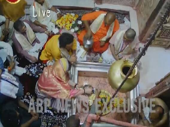 Priyanka Gandhi offers prayers at Kashi Vishwanath