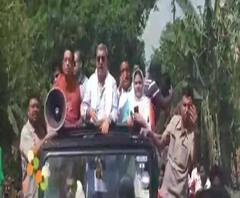 প্রচারে ব্যস্ত শ্রীরামপুর লোকসভা আসনের তৃণমূল প্রার্থী কল্যাণ বন্দ্যোপাধ্যায়, আতসবাজি পুড়িয়ে, শঙ্খ বাজিয়ে বরণ করলেন থানীয় বাসিন্দারা 
