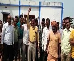 শিক্ষককে বদলি করে দেওয়ার প্রতিবাদে দাঁতনের সিজুয়া প্রাথমিক বিদ্যালয়ে অভিভাবকদের বিক্ষোভ