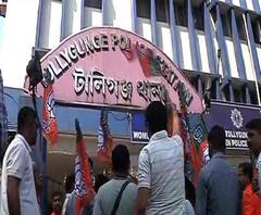 কলকাতা দক্ষিণ লোকসভা কেন্দ্রের বিজেপি প্রার্থী চন্দ্রকুমার বসুর উপস্থিতিতে প্রচারে বেরিয়ে আক্রান্ত হওয়ার অভিযোগে বিজেপির টালিগঞ্জ থানা ঘেরাও