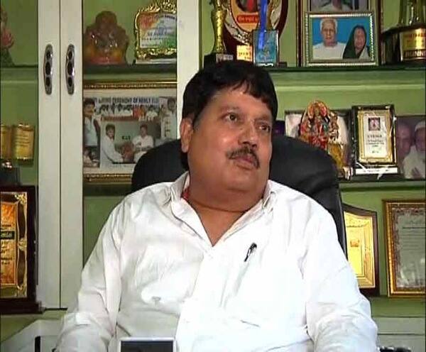 ভাটপাড়া পুরসভার চেয়ারম্যান অর্জুন সিংহকে পদচ্যুত করতে অনাস্থা প্রস্তাব তৃণমূলের, গুরুত্ব দিচ্ছেন না অর্জুন Lok Sabha Election 2019: Bhatpara municipaluty future controversy ভাটপাড়া পুরসভার চেয়ারম্যান অর্জুন সিংহকে পদচ্যুত করতে অনাস্থা প্রস্তাব তৃণমূলের, গুরুত্ব দিচ্ছেন না অর্জুন