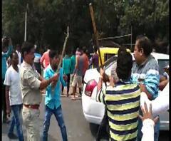 নতুন রুট চালু হওয়াকে কেন্দ্র করে খড়দা থানা এলাকায় কল্যাণী এক্সপ্রেসওয়েতে অটো ও যাত্রীবাহী গাড়ির চালকদের মধ্যে সংঘর্ষ