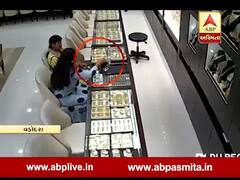 વડોદરા: શૉ રૂમમાંથી બે મહિલાએ એક જ સેકન્ડમાં 4.38 લાખની સોનાની બંગડીઓની કરી ચોરી, જુઓ CCTV