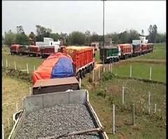 ফের নিয়মকে বুড়ো আঙুল দেখিয়ে ওভারলোডিংয়ের অভিযোগ, চন্দ্রকোণায় আটক বালি, পাথর ও মোরাম বোঝাই ১৮টি লরি