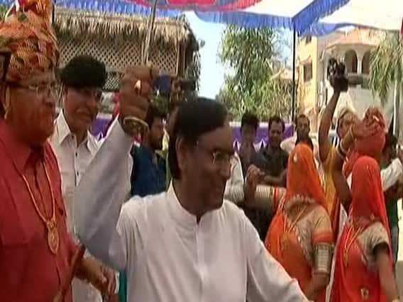 પૂર્વ IPS અધિકારી વણઝારા અને રમણ વોરાએ કર્યો તલવાર ડાન્સ, જુઓ વીડિયો