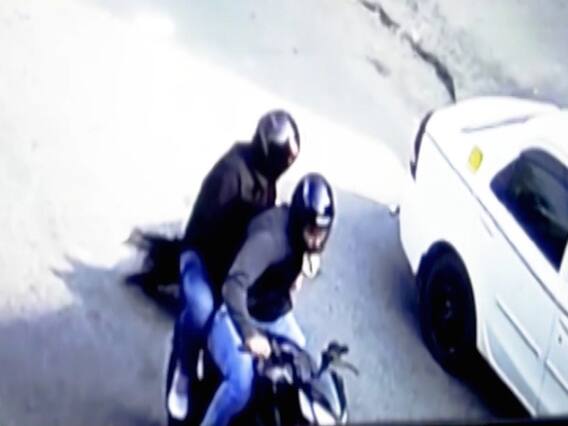 दिल्ली में बदमाशों ने दिनदहाड़े महिला से 20 हजार रुपये लूटा, सीसीटीवी में कैद हुई वारदात