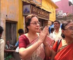 রবিবারের সকালে চেতলা এলাকায় প্রচারে কলকাতা দক্ষিণ কেন্দ্রের বাম প্রার্থী নন্দিনী মুখোপাধ্যায়
