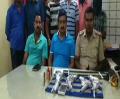  দক্ষিণ চব্বিশ পরগনার বকুলতলা থানা এলাকার প্রিয় মোড়ে একটি পেট্রোল পাম্পের সামনে থেকে আগ্নেয়াস্ত্র সহ গ্রেফতার দুই