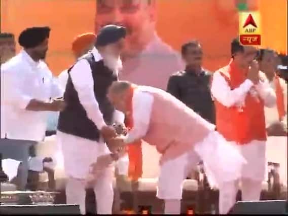 Amit Shah touches Parkash Singh Badal's feet at Vijay Sankalp rally in Gandhinagar
