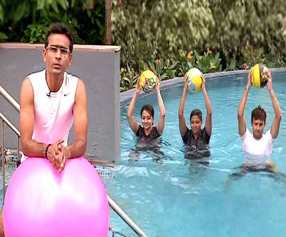 সুইমিং পুল কিন্তু ওজন কমানোর আইডিয়াল জায়গা, এমনটাই জানালেন ফিটনেস ট্রেনার চিন্ময় রায়, সুইমিং পুলের প্লবতা আর ভেসে পড়ে গেলে চোট লাগার ভয় নেই, তাই এটি এক্সারসাইজের আদর্শ জায়গা, দেখুন, ফিট তাই হিট