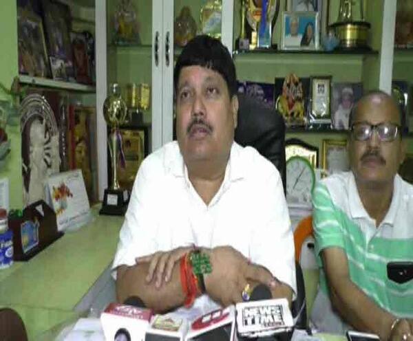 ভোটের প্রচারে নেমে ব্যারাকপুরের প্রাক্তন বাম সাংসদ তড়িৎ তোপদারের আশীর্বাদ নিতে গেলেন অর্জুন সিংহ Lok Sabha election 2019: Arjun Sinha wents to Tarit Poddar during campaigning ভোটের প্রচারে নেমে ব্যারাকপুরের প্রাক্তন বাম সাংসদ তড়িৎ তোপদারের আশীর্বাদ নিতে গেলেন অর্জুন সিংহ