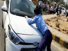 UP : યુવક કારના બોનટ પર લટકેલો હતો ને ચાલકે કાર ભગાવી, જુઓ વીડિયો