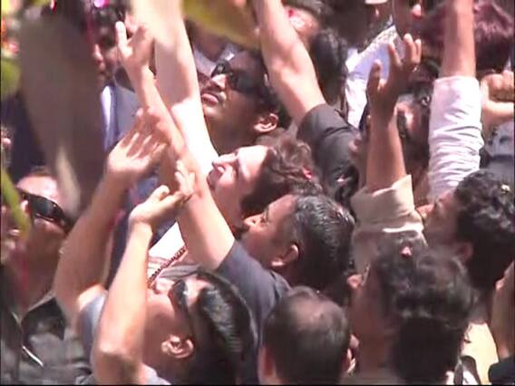 Priyanka Gandhi welcomed with flowers in Ramnagar