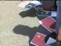 વડોદરામાં લોકોએ ચીન અને પાકિસ્તાનના રાષ્ટ્રધ્વજને સળગાવીને કર્યો વિરોધ, જુઓ વીડિયો