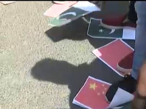 વડોદરામાં લોકોએ ચીન અને પાકિસ્તાનના રાષ્ટ્રધ્વજને સળગાવીને કર્યો વિરોધ, જુઓ વીડિયો