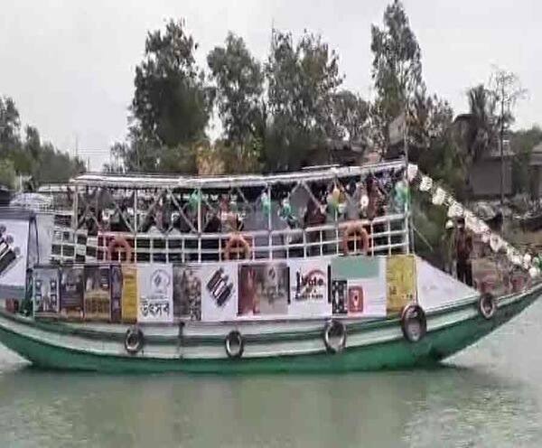 ভাসমান ট্যাবলোয় ইভিএম নিয়ে প্রচার, সাধারণ মানুষকে ভোটদানে উৎসাহিত করতে উদ্যোগ নির্বাচন কমিশনের EC officials promote polling in a unique way, urge people to cast their votes ভাসমান ট্যাবলোয় ইভিএম নিয়ে প্রচার, সাধারণ মানুষকে ভোটদানে উৎসাহিত করতে উদ্যোগ নির্বাচন কমিশনের