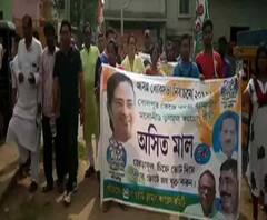 জেলা সভাপতি অনুব্রতর মণ্ডলের পরামর্শ মেনে প্রচারে বেরিয়ে ভোটারদের নকুলদানা খাওয়ালেন বোলপুরের তৃণমূল প্রার্থী অসিত মাল