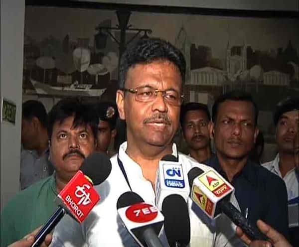 'বনগাঁ, উত্তর, দক্ষিণ চব্বিশ পরগণায় প্রচুর মানুয আছেন, তাদের ভারতীয় নয় বললে অমিত শাহকে বাংলা থেকে বাংলার থেকে বাইরে ছুঁড়ে ফেলে দেবে মানুষ' নাগরিকপঞ্জী ইস্যুতে অমিত শাহকে কটাক্ষ ফিরহাদ হাকিমের Lok Sabha election 2019: Firhad Hakim attacks Amit Shah on NRC issue 'বনগাঁ, উত্তর, দক্ষিণ চব্বিশ পরগণায় প্রচুর মানুয আছেন, তাদের ভারতীয় নয় বললে অমিত শাহকে বাংলা থেকে বাংলার থেকে বাইরে ছুঁড়ে ফেলে দেবে মানুষ' নাগরিকপঞ্জী ইস্যুতে অমিত শাহকে কটাক্ষ ফিরহাদ হাকিমের