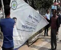 জলপাইগুড়ি শহরে একাধিক জায়গায় পোস্টার, ব্যনার, পতাকা খুলে দেওয়ার কাজ শুরু