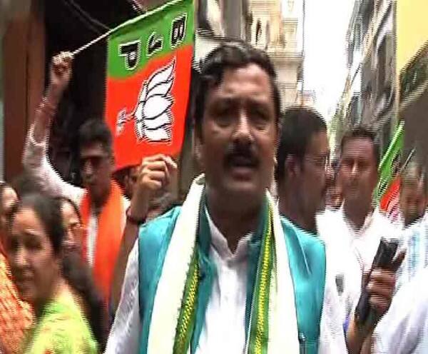প্রচারে উত্তর কলকাতার বিজেপি প্রার্থী রাহুল সিংহ, পায়ে হেঁটে প্রচার সারছেন জোড়াসাঁকো এলাকার অলি-গলিতে lok sabha election 2019: Election Campaign: Rahul Sinha at JoraSanko প্রচারে উত্তর কলকাতার বিজেপি প্রার্থী রাহুল সিংহ, পায়ে হেঁটে প্রচার সারছেন জোড়াসাঁকো এলাকার অলি-গলিতে