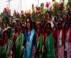 রামপুরহাটে ভোটের প্রচারে গিয়ে আদিবাসীদের সঙ্গে নাচের তালে বীরভূমের তৃণমূল কংগ্রেস প্রার্থী শতাব্দী রায় 