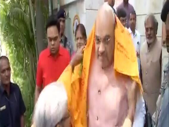 અમદાવાદઃ અમિત શાહ ઘરેથી નીકળ્યા, થોડીવારમાં રોડ શોમાં જોડાશે, જુઓ વીડિયો