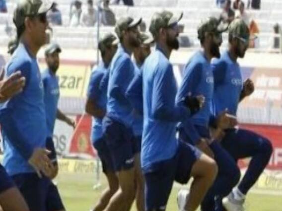 IND Vs AUS: रांची में आर्मी कैप पहनकर मैदान में उतरी टीम इंडिया, शहीद जवानों को दी श्रद्धांजलि