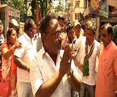 দমদমে প্রচারে বিজেপি প্রার্থী শমীক ভট্টাচার্য, সিপিএমের সঙ্গে ‘প্রেমালাপ’-এর অভিযোগ আনলেন তৃণমূলের বিরুদ্ধে
