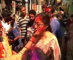 চেতলা এলাকায় রঙের উৎসবে মাতলেন কলকাতা দক্ষিণ কেন্দ্রের সিপিএম প্রার্থী নন্দিনী মুখোপাধ্যায়