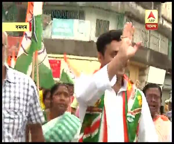শনিবার সকালে দমদম ক্যান্টনমেন্ট এলাকায় প্রচার করলেন দমদম লোকসভা কেন্দ্রের কংগ্রেস প্রার্থী সৌরভ সাহা lok sabha election 2019: Cong Candidate Sourav Saha of Dumdum constituency campaigns শনিবার সকালে দমদম ক্যান্টনমেন্ট এলাকায় প্রচার করলেন দমদম লোকসভা কেন্দ্রের কংগ্রেস প্রার্থী সৌরভ সাহা