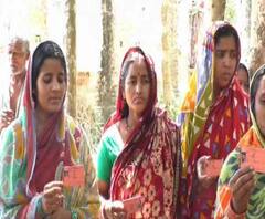শান্তিপুরে প্রায় ৫০ জন তাঁত শিল্পীকে টাকার বিনিময়ে কেন্দ্রীয় সরকারের পেহচান কার্ড দেওয়ার অভিযোগ বিজেপির বিরুদ্ধে