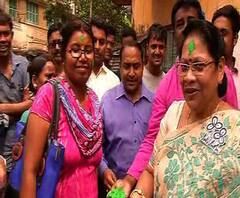 প্রচারে বেরিয়ে ব্যানার-পতাকা ছাড়াই কচি-কাঁচাদের সঙ্গে রঙ খেললেন দক্ষিণ কলকাতার তৃণমূল প্রার্থী মালা রায়
