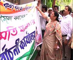 মুদিয়ালিতে মালা রায়ের নির্বাচনী কার্যালয়ের উদ্বোধন, বাড়ি বাড়ি গিয়ে প্রচারে জোর দক্ষিণ কলকাতা কেন্দ্রের প্রার্থীর