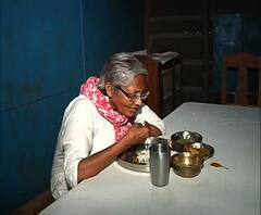 ভাত-ডাল-বেগুন ভাজা-সজনে ডাঁটা দিয়ে মাছের ঝোল ও মেটে-আলুর তরকারি খেয়ে প্রচারে রানাঘাটের সিপিএম প্রার্থী রমা বিশ্বাস
