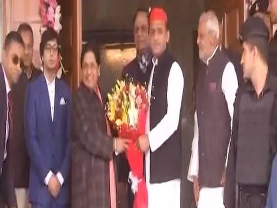 SP chief Akhilesh Yadav meets Mayawati in Lucknow 