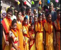 হাওড়া লোকসভা আসনের তৃণমূল প্রার্থী প্রসূন বন্দ্যোপাধ্যায়ের দোল উদযাপন, সঙ্গে মন্ত্রী লক্ষ্মীরতন শুক্ল